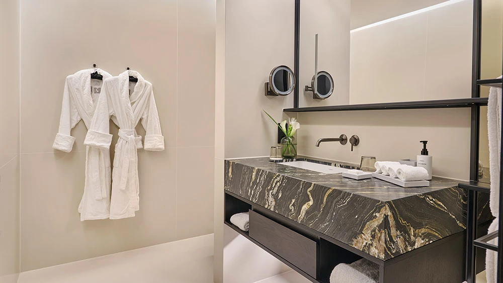 Koenigshof - Deluxe Guestroom Bathroom